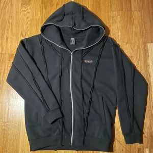 New yorker Hoodie - Köpte från New yorker i Stockholm men har inte använt den sedan dessså försöker bli av med den, står storlek S men skulle säga att den passar även M. Några följdfrågor så är det bara fråga.