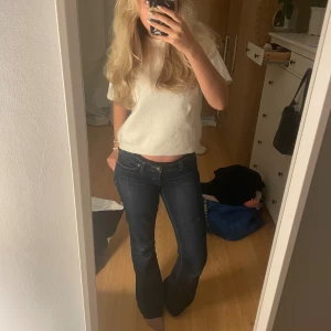 Bootcut jeans lågmidjade från levi’s - Mörktblått jeans tyg strl: midja 29 längd 32. Lågmidjade, sitter jättebra på!! Pris kan diskuteras vid snabb affär.
