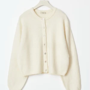 Vit kofta från Gina  - Säljer denna knitted cardigan från Gina i wool blend. Tröjan är i mycket bra skick! Nypris 400kr