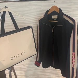 Gucci kofta - Zip upp kofta, Kommer med kuvären och original paket från Gucci, KOFTAN HAR INGA SKADOR ELLER FLÄCKAR. Nypris: 15500kr