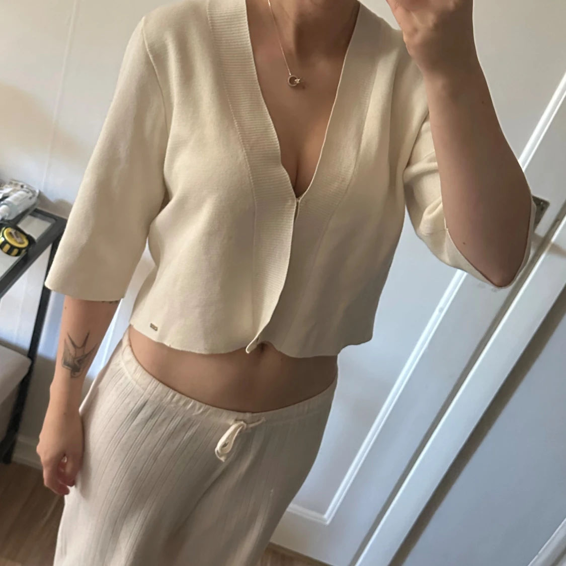 Söt halvärm kofta med ett knäppe vid bröstet. - 1