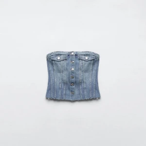 Zara topp - Jeans toppen från zara passar S/M som är helt perfekt, har använt den så mycket så jag trött nu och vill sälja vidare den, jätte fin till finare tillfällen men även kunna ha en vardag, skriv vid minsta fundering❣️