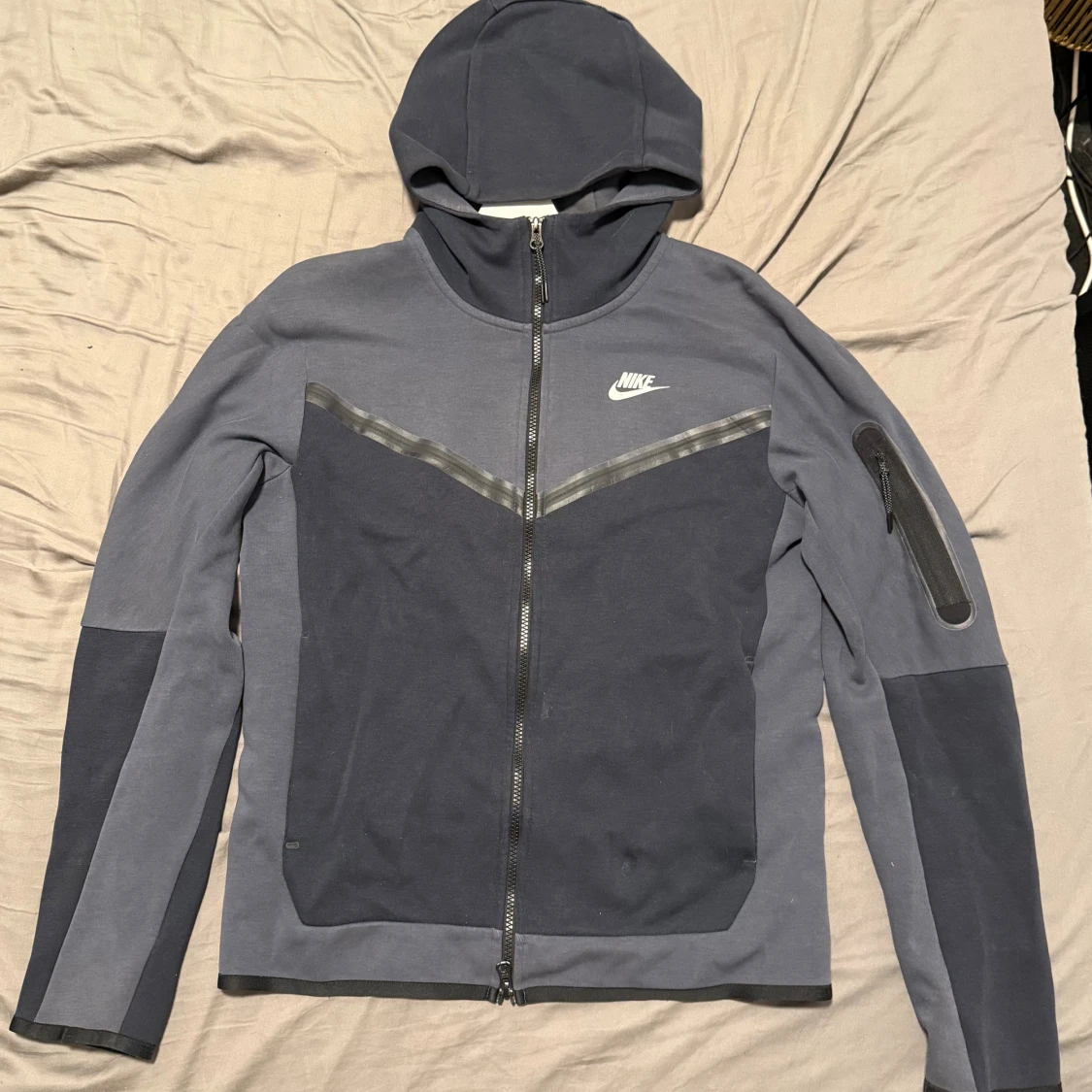 Nike hoodie i mörkblått med dragkedja