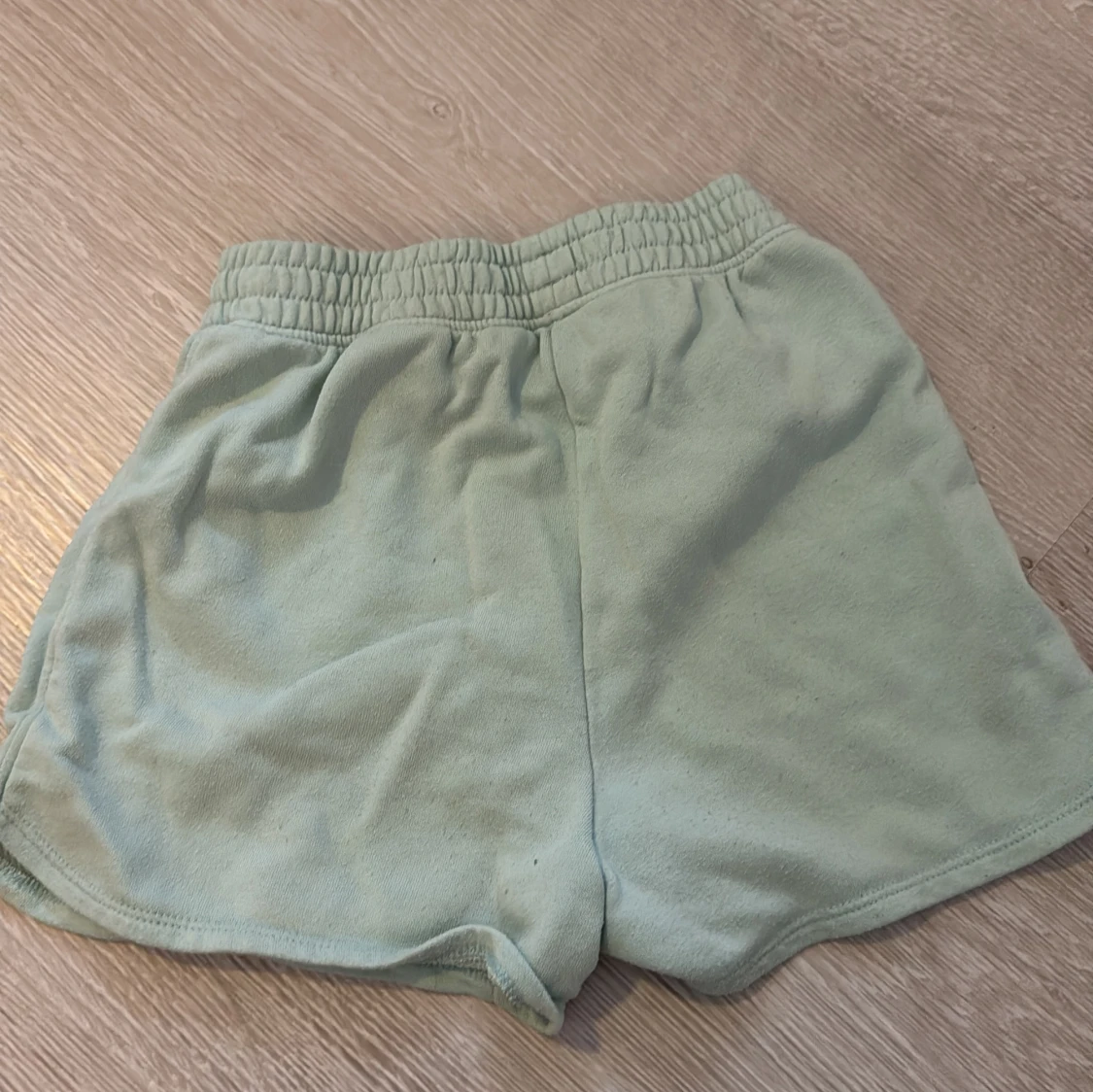 Mintgröna shorts från H&M med tryck - 1