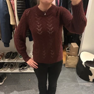 Vinröd tröja  - Jättesnygg vinröd tröja med hål i. Varm o passar därför perfekt nu till höst/vinter. Endast använd några få gånger, där av väldigt bra skick. Säljer då jag inte använder den, hör av er för fler bilder 💕