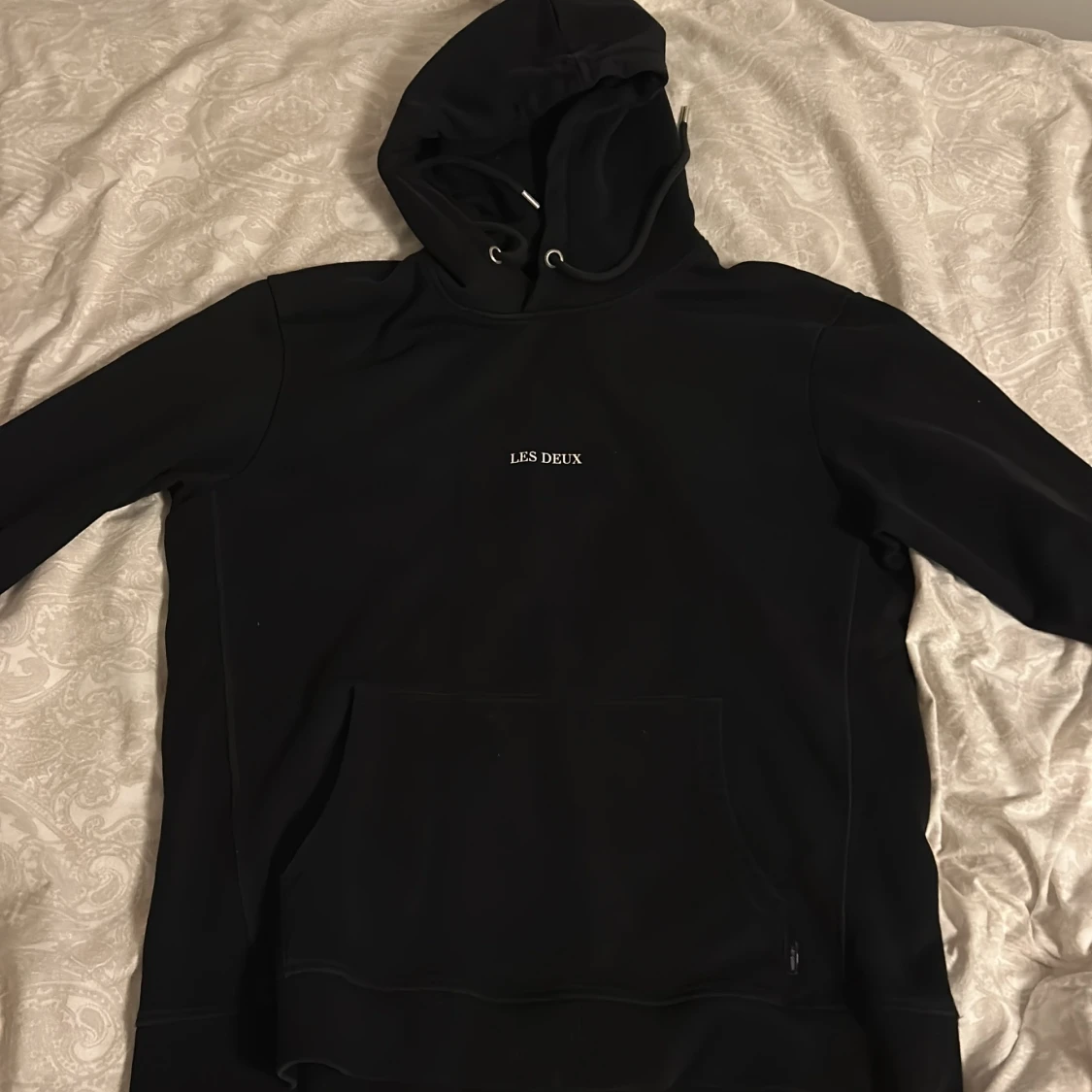 Svart hoodie från Les Deux