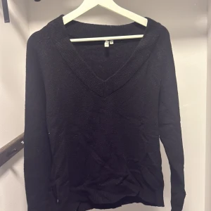 Svart stickad v-ringad tröja NLY Trend - Svart stickad tröja från NLY Trend med djup v-ringning och långa ärmar. Perfekt för lager-på-lager och enkel att matcha med jeans eller kjol. Mjuk och skön känsla, passar dig som gillar en klassisk och stilren look.