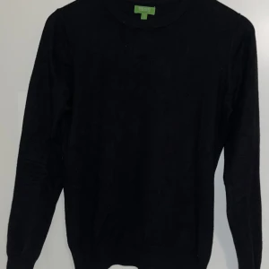 Stickad tröja - Säljer denna svarta stickade tröjan, den är slimfit och otroligt snygg men för liten för mig. Nypris cirka 2500kr🙌