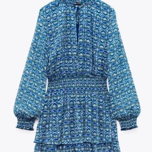 Blå mönstrad Zara kortklänning - Snygg blå kortklänning med långärmade puffärmar och ett unikt geometriskt mönster i olika blå nyanser. Klänningen har volangdetaljer och smock i midjan för en skön passform. Perfekt för dig som gillar färg och mönster!