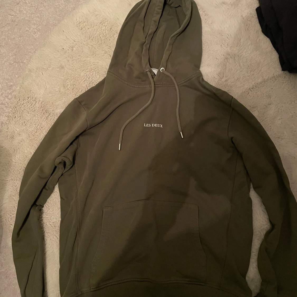 Olivgrön hoodie från Les Deux