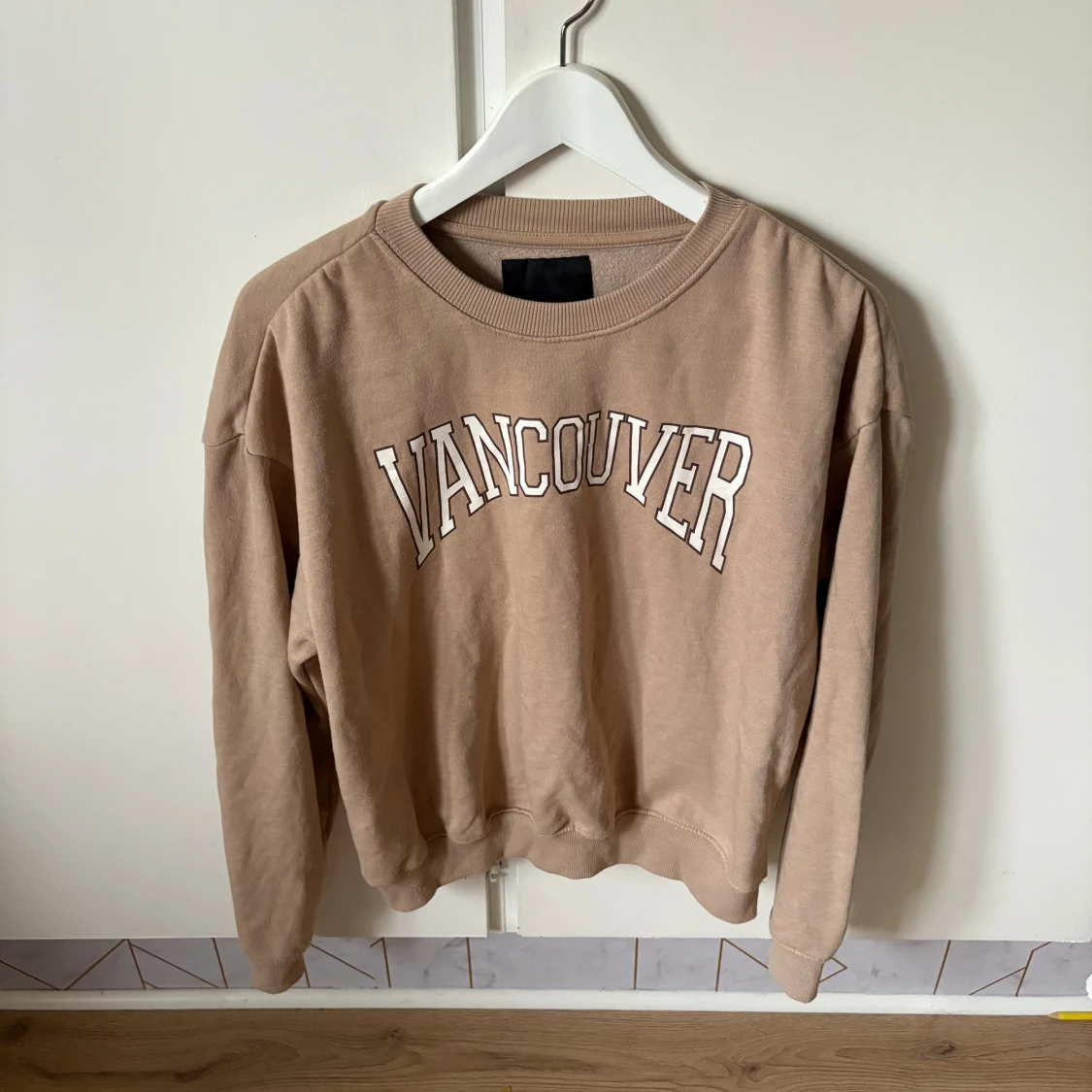 Beige sweatshirt med tryck