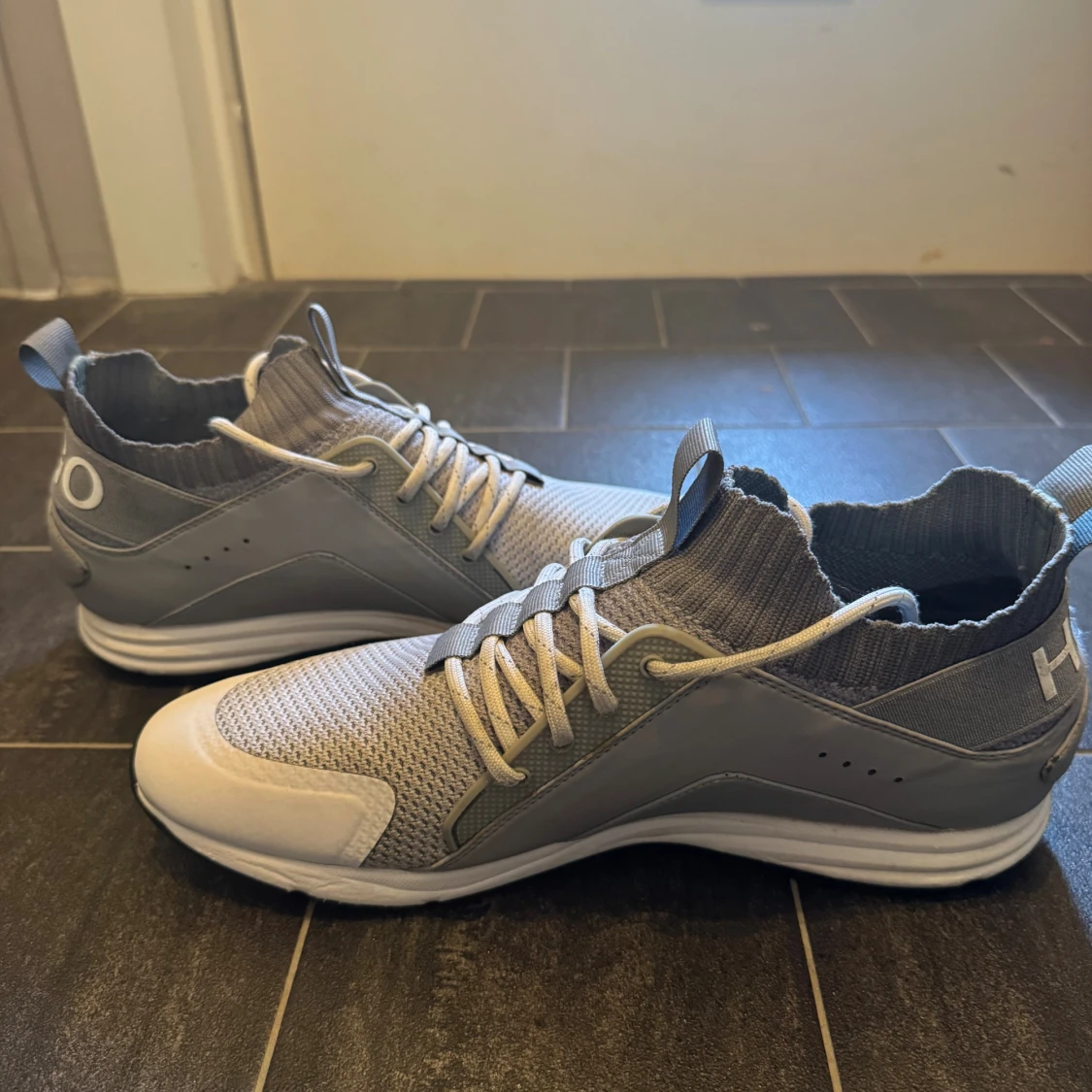 Grå sneakers från Hugo med mesh - 4