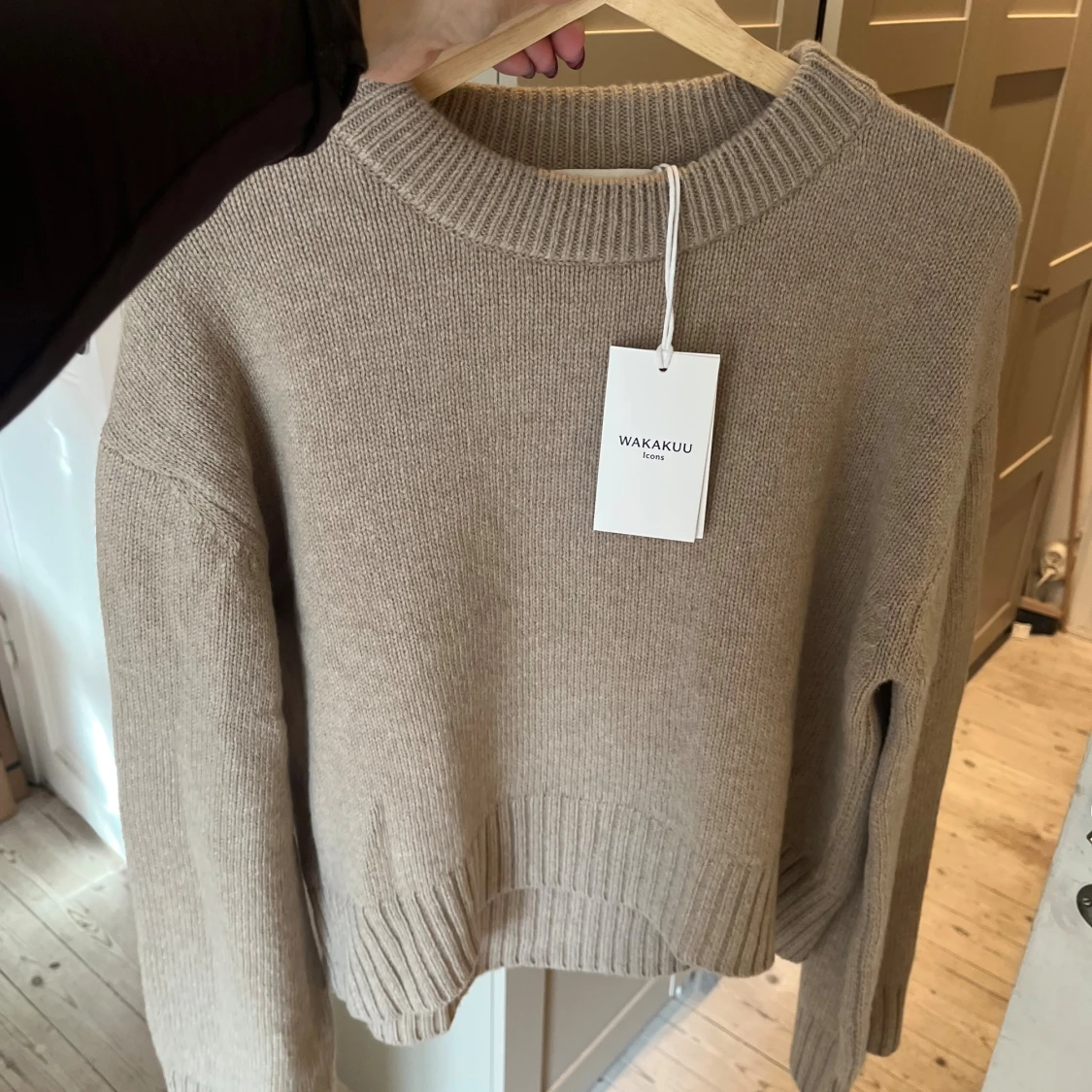 Wakakuu Icons Beige stickad tröja med ribbad kant - 3