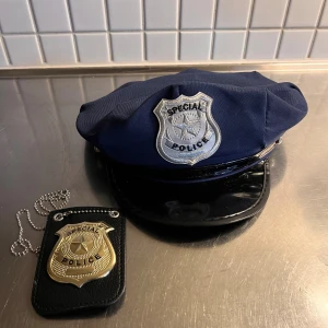 Polis Halloween  - Polismössa och polisbricka. Mycket fint skick, som ny. 