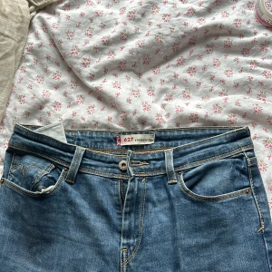 Vintage Levis Jeans - Vintage Levis jeans köpta på en secondhandbutik i Grekland🩷hittar ingen storlek men skulle säga S/M. Rak modell. 