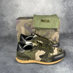 Valentino rockrunner - Skick: 8/10, lätt använda, inga defekter. | Ingår: Skor, Box och dustbag. | Nypris: +- 7000 SEK.