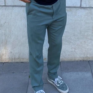 Gröna kostymbyxor Filippa K - Jag är 183 och väger 76kg. Tyvärr ett litet hål men det syns ej på avstånd. Köpta för 1500kr