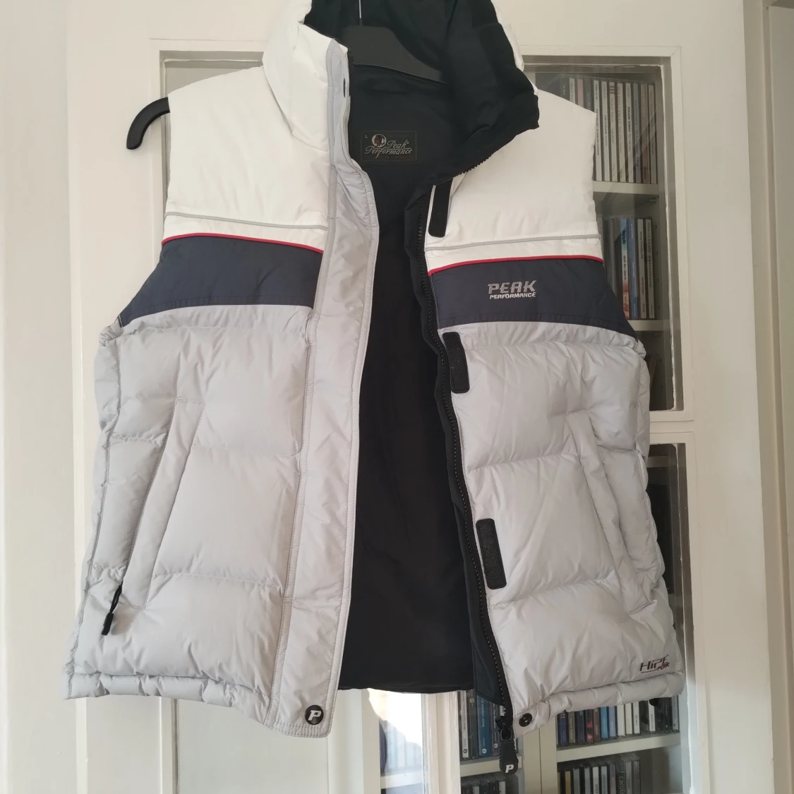 Peak Performance dunväst i grått och vitt