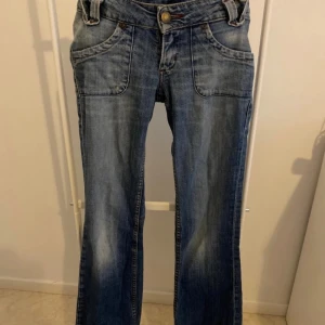 Low waist lee jeans - Säljer nu mina favorit jeans. Pris går att diskutera!! 