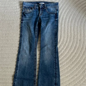 Bootcut jeans - Mörkblåa jeans från Gina tricot!! (Lite små i storleken) Använd köp nu 💗