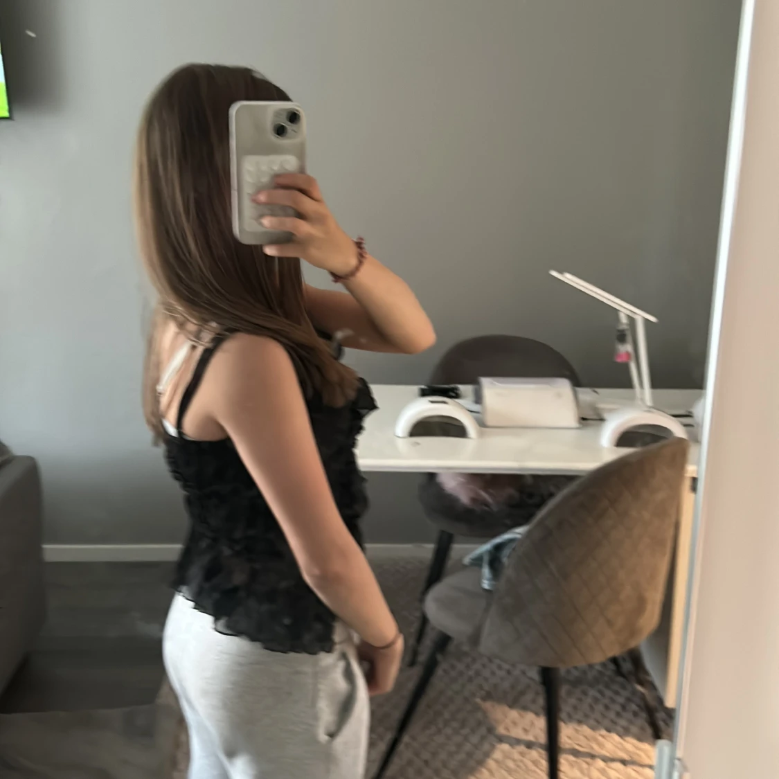 Svart volangig linnetopp - 1