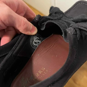 Svarta mockaloafers från Clarks Originals - Clarks Wallabees storlek EU 39,5 womens, bra skick använda väldigt få gånger kanske 6-8 gånger, låda saknas original pris 1899:-