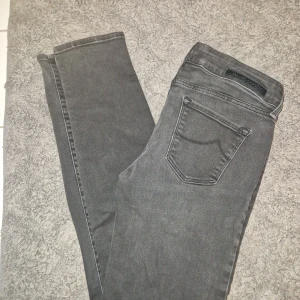  Jacob Cohen  - Säljer gråa jacob Cohen jeans | storlek w29 |  9/10 skick | skriv vid frågor eller funderingar