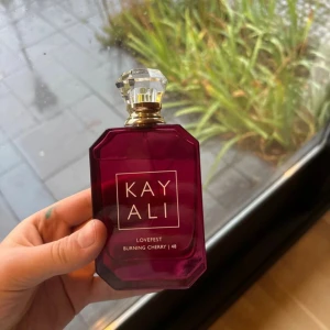 Kayali Lovefest Burning Cherry 100ml - Helt oöppnad💓 Trendig parfym med noter av burning cherry, raspberry, praline, palo santo, guaiac wood och patchouli. Volymen är 100 ml.
