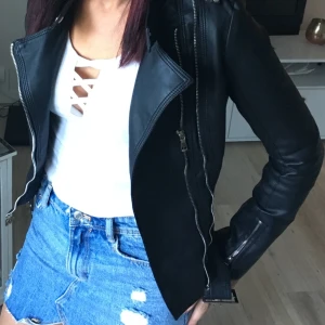 Svart skinnjacka xs - Svart snygg skinnjacka i storlek xs i mycket bra skick