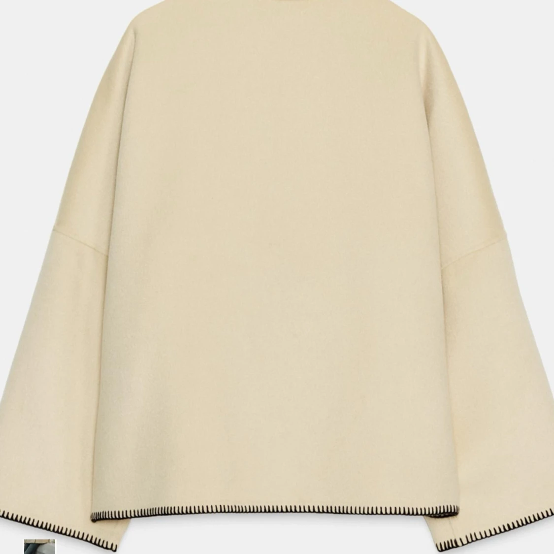 Beige kappa med svarta knappar