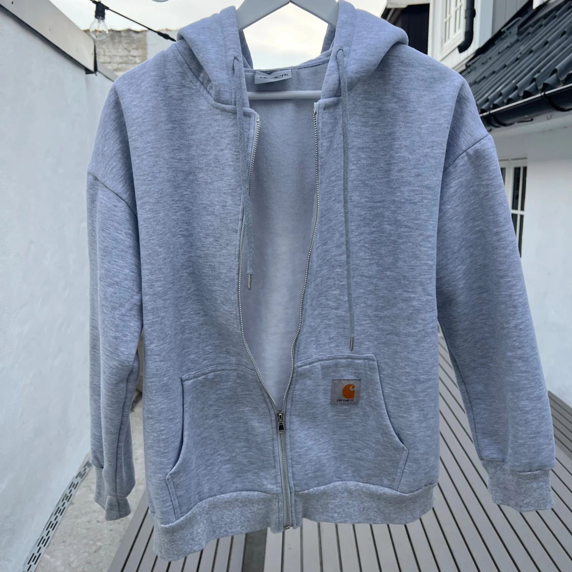 Grå hoodie med dragkedja från Carhartt - 1