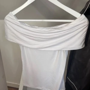 Topp - Offshoudler topp från nakd