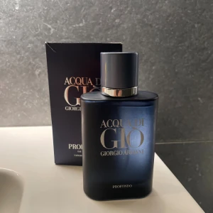 Armani Acqua di Giò Profondo 100ml - 3 ml använd !      Stilren parfym från Giorgio Armani – Acqua di Giò Profondo. Ingredienser: alkohol, vatten, limonene, linalool, alpha-isomethyl ionone, citronellol, benzyl salicylate, geraniol, benzyl alcohol, citral, coumarin, benzyl benzoate, cinnamyl alcohol, farnesol. Tillverkad i Frankrike. A-Xopia