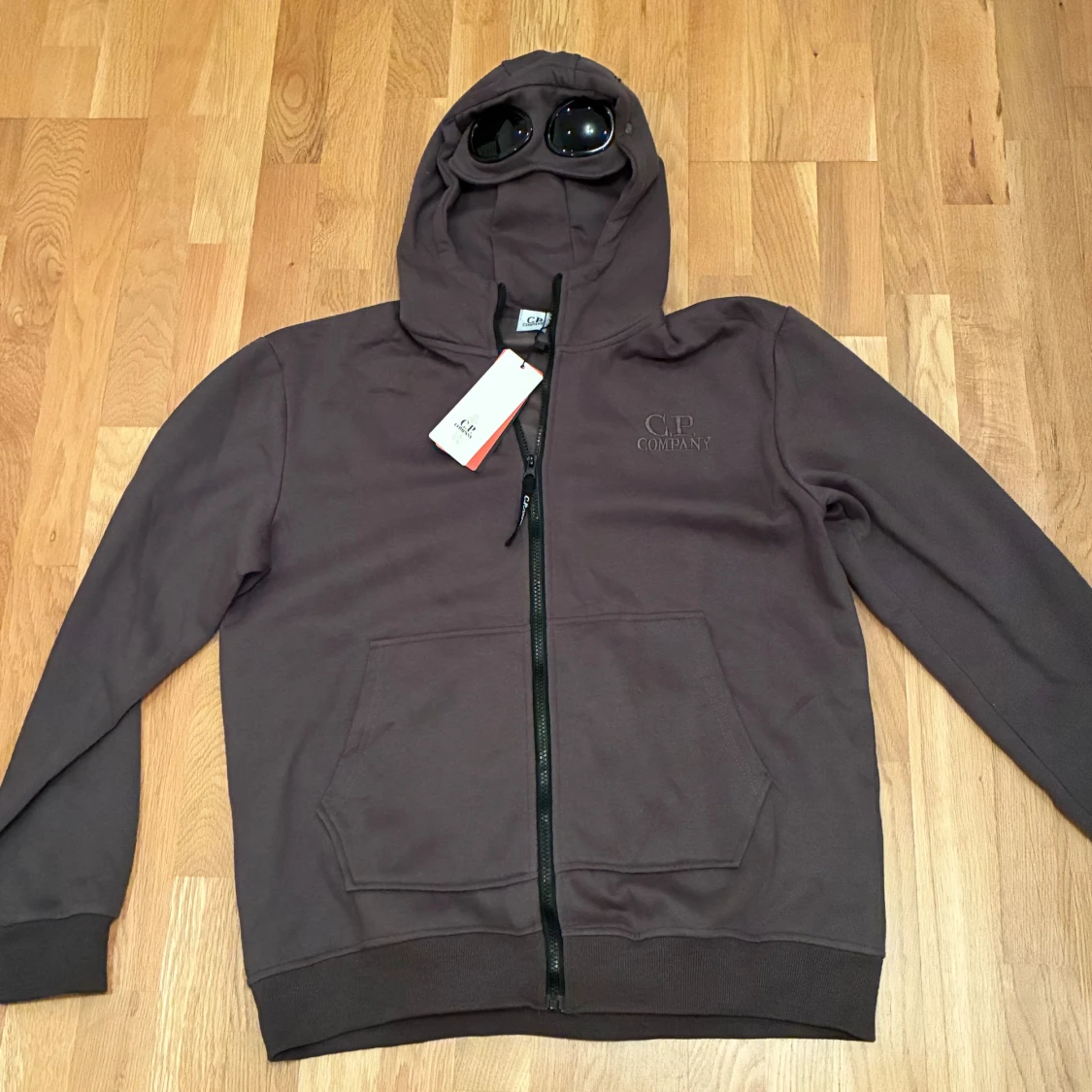 Brun hoodie med goggles från C.P. Company