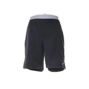 Svarta Nike Dri-Fit träningsshorts L - Svarta träningsshorts från Nike i Dri-Fit material. Klassisk design med elastisk midja och diskret Nike-logga framtill. Tillverkade i 100% polyester för en lätt och luftig känsla. Perfekta för träning eller sportiga dagar.