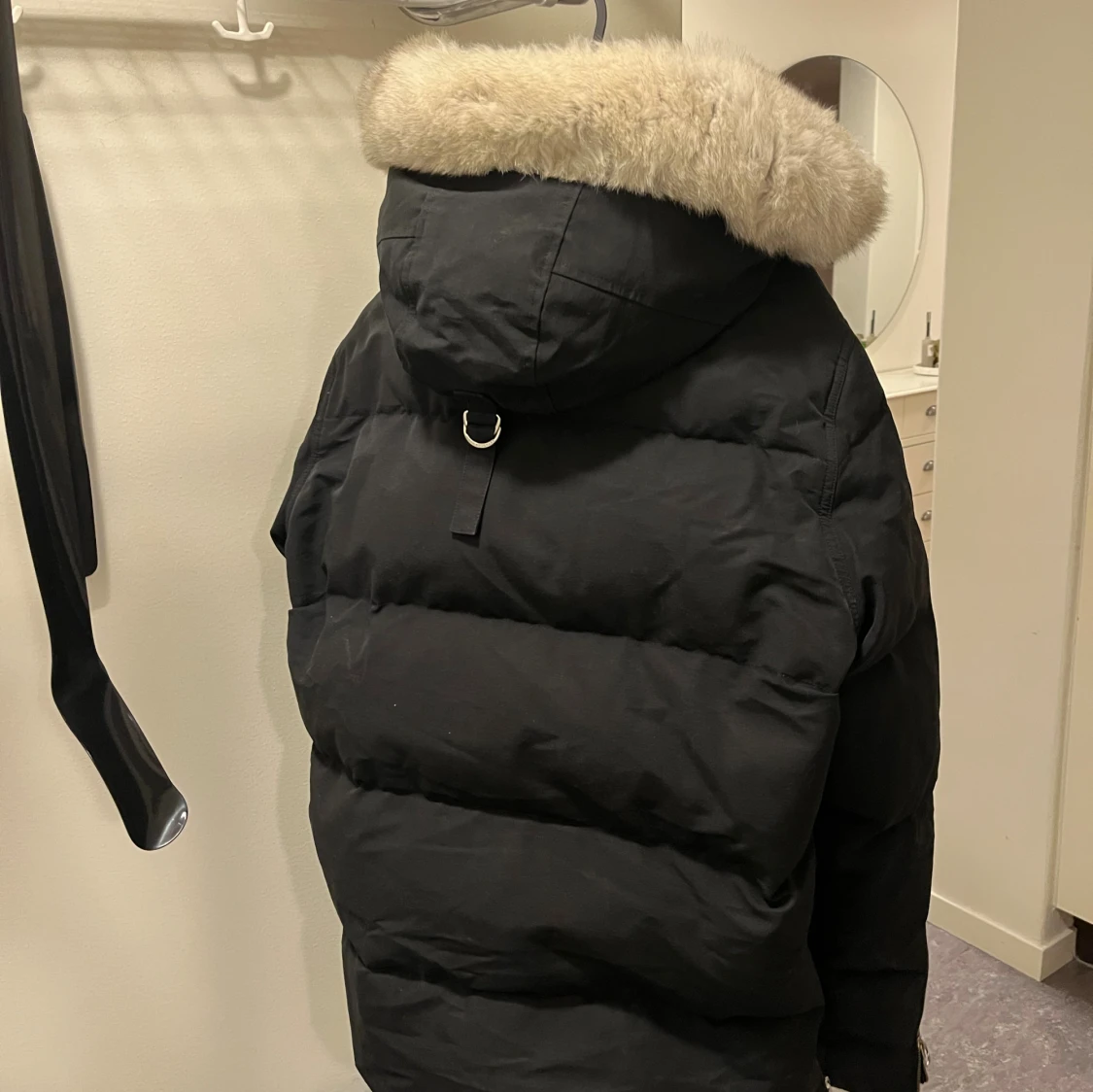 Svart dunjacka Moose Knuckles med pälskrage - 1