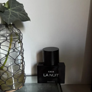 Caia parfym-LA NUIT - Säljer min Caia parfym, La Nuit som endast provats en gång. 50 ml
