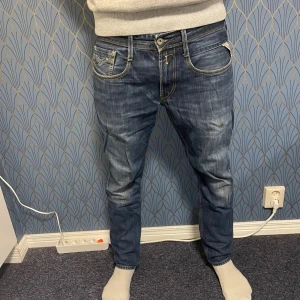 Replay Anbass - Säljer ett par feta jeans från Replay i modell Anbass. Storlek 33/30. Pris 449 då de finns en defekt på ena benet, men kan såklart diskuteras!!