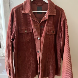 Rostbrun manchesterjacka  - Lite oversized manchester jacka. 