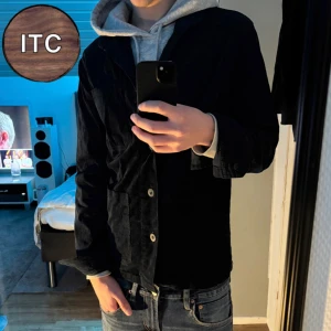 J.Lindberg Overshirt  - Mörkblå Overshirt ifrån J.Lindberg som passar till allt!