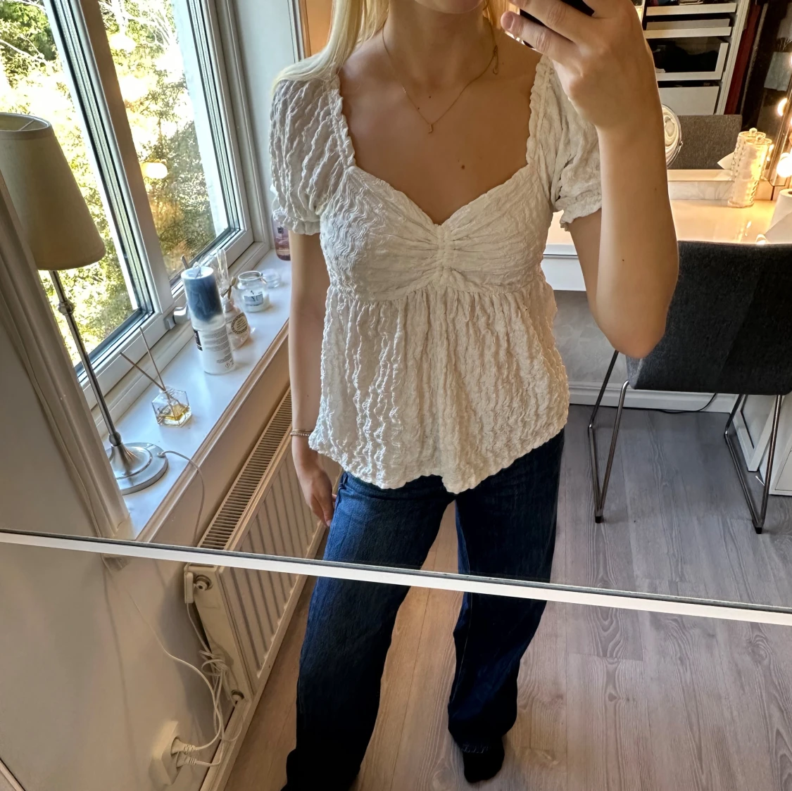 Vit blus med puffärm och snörning