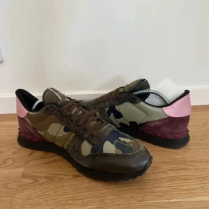 Valentino Rockrunners - Valentino Rockrunners i storlek 44/45. Perfekta för dig som vill sticka ut med en unik och lyxig sneaker. Hör av dig för fler bilder eller intresse 🙌
