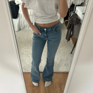 Blå bootcut jeans - Snygga jeans från Mango! Använda fåtal gånger