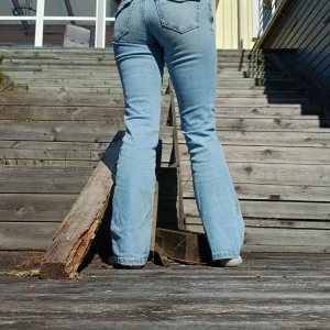 Ljusblåa bootcut jeans GinaTricot - Ljusblåa jeans 