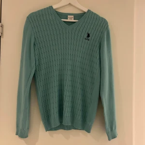 Turkos tröja  - Snygg turkos tröja från USPA, nästan aldrig använd. Storlek 12-13 år men passar xs-s. Skönt material och ganska tunn. Säljer eftersom jag inte använder den! Skriv för fler bilder eller vid frågor ❤️