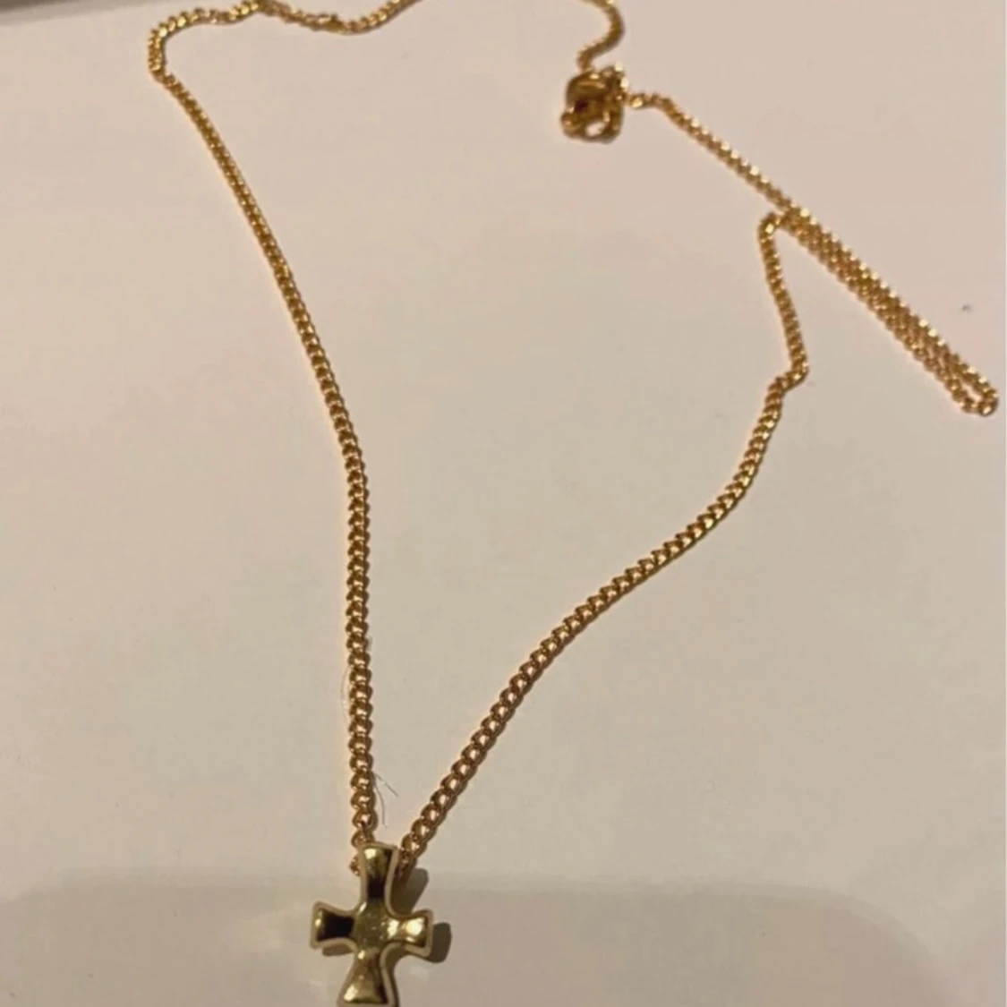 Guldigt halsband med korshänge