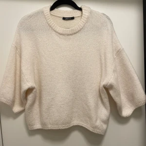 Vit stickad tröja från Gina Tricot - Mysig oversized vit stickad tröja från Gina Tricot.