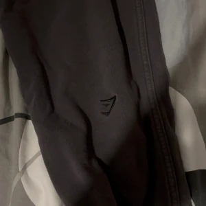 Gymshark byxor - Mjukis byxor som är perfekt för dig som gymmar eller vill ha sköna byxor att softa med. Gymshark byxor gjorda för att hålla dig varm med små hål i sig som ger dig luftkonditionering när du gymmar