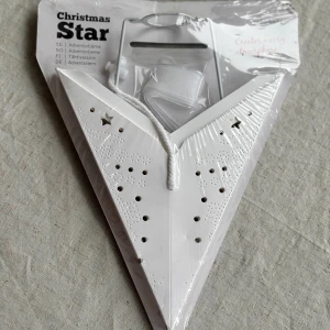 Två st adventsstjärnor (40cm) - En oöppnad förpackning och en endast testad men nerpackad i sin orginalförpackning. Passar både lampstativ och sladd.