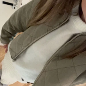 Grön jacka - Säljer en snygg grön ich jeans jacka från H&M 🩷